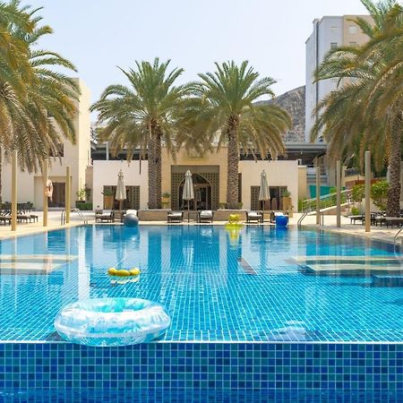 Sheraton Oman Hotel Maskat Exterior foto The swimming pool at the Jumeirah Beach Hotel