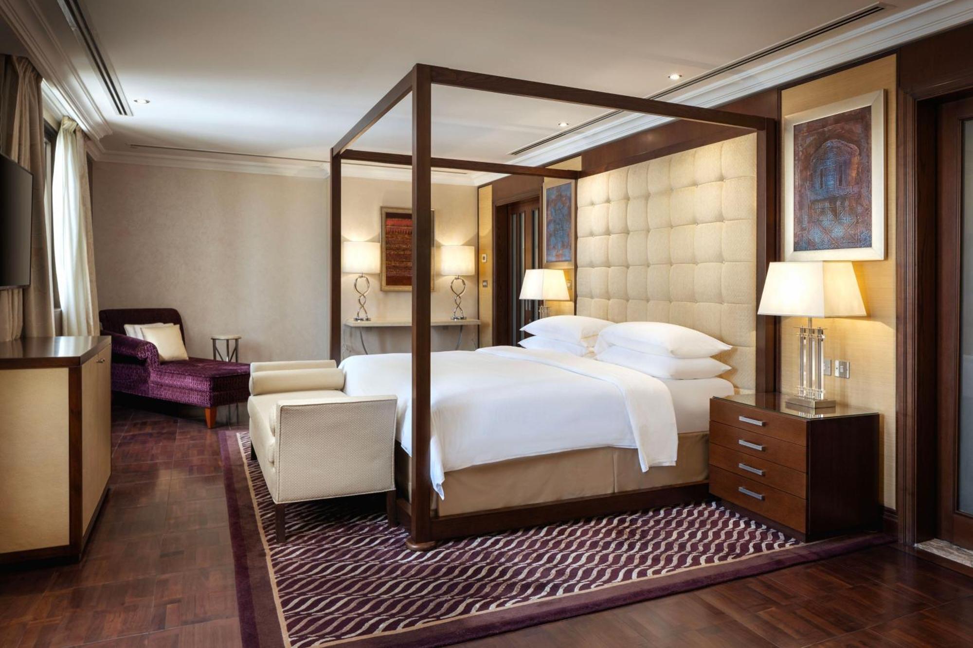 Sheraton Oman Hotel Maskat Exterior foto A bedroom at the hotel