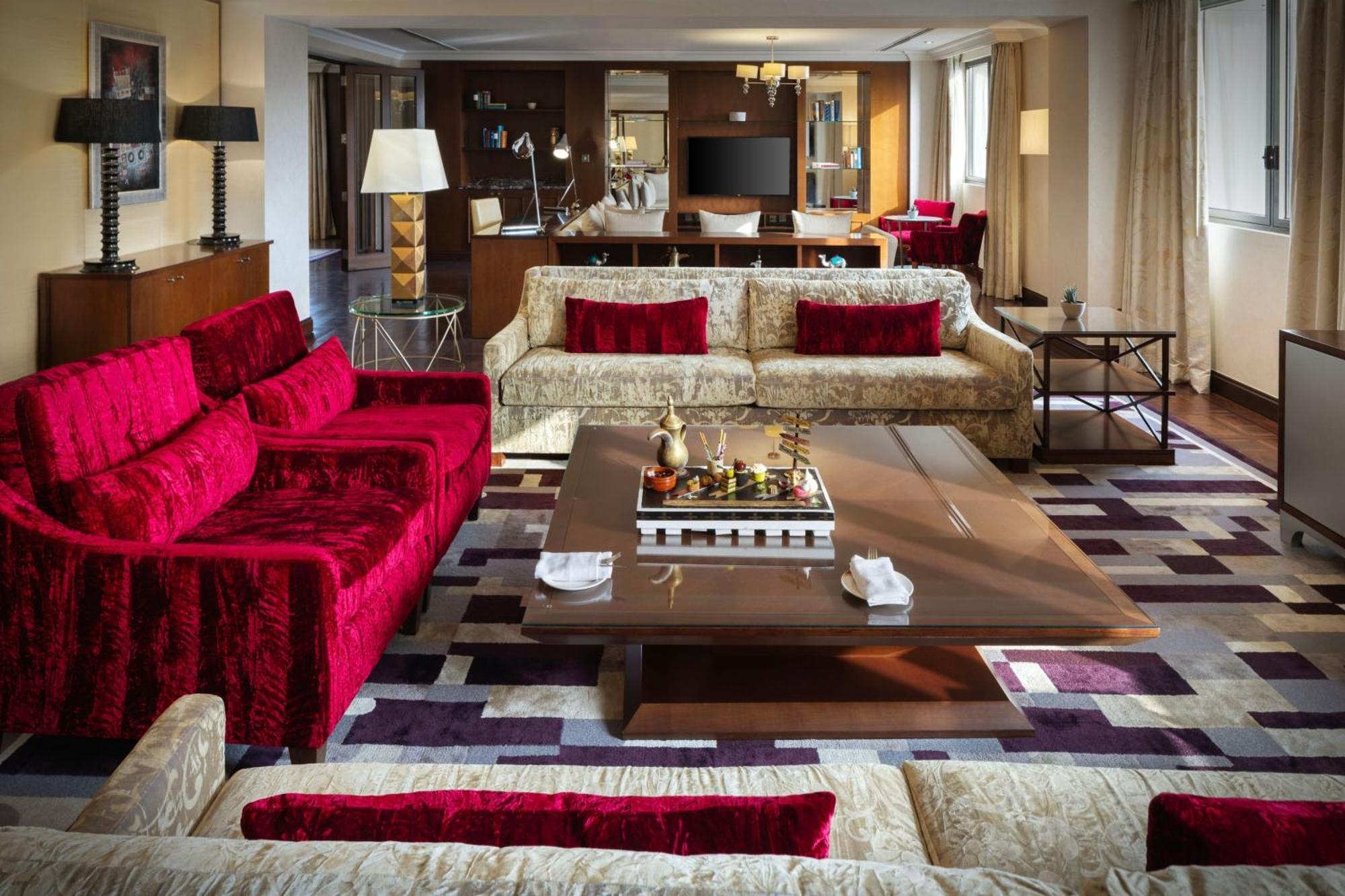 Sheraton Oman Hotel Maskat Exterior foto The living room of a suite at the Mandarin Oriental, Munich