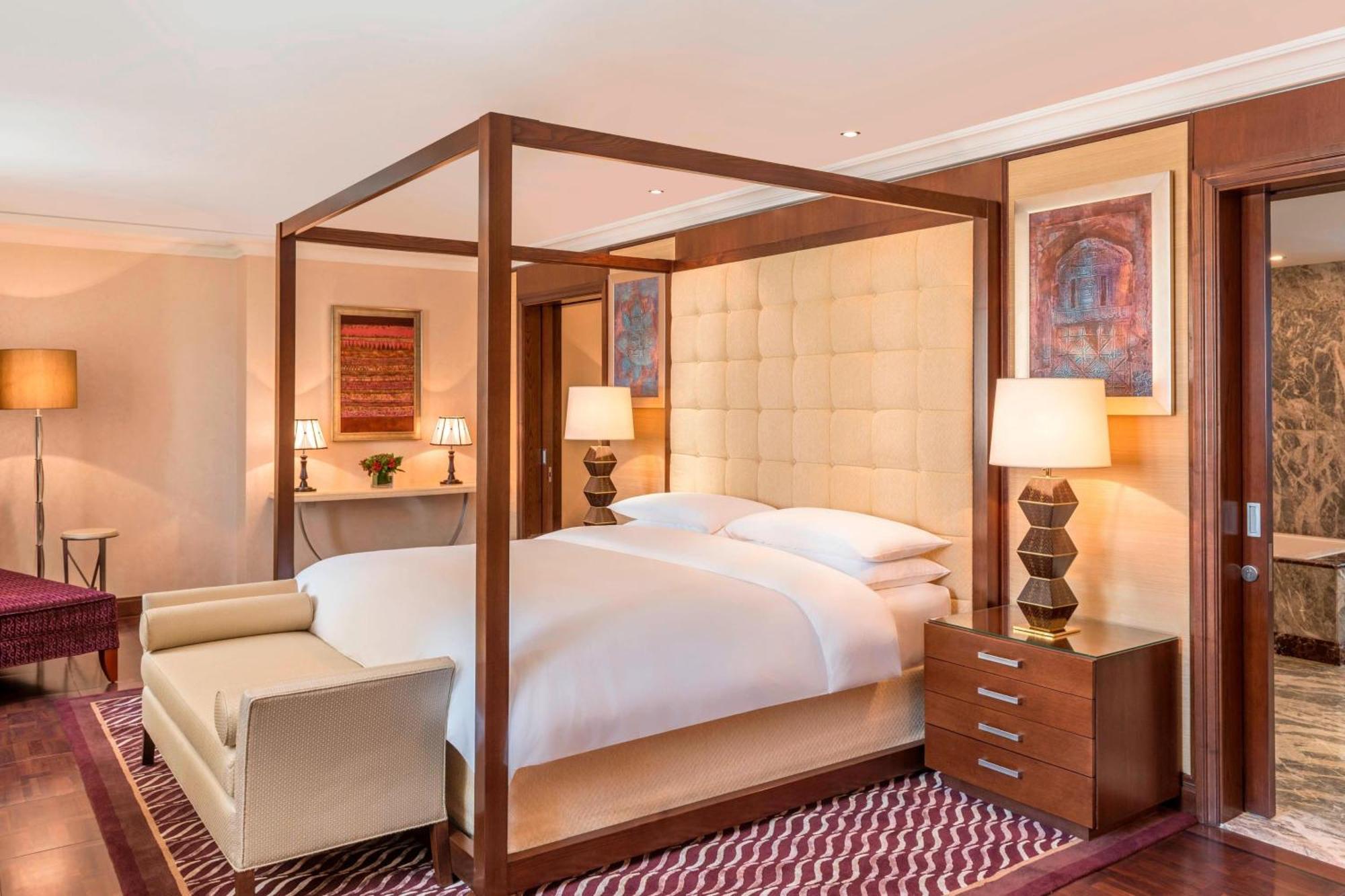 Sheraton Oman Hotel Maskat Exterior foto A bedroom at the hotel