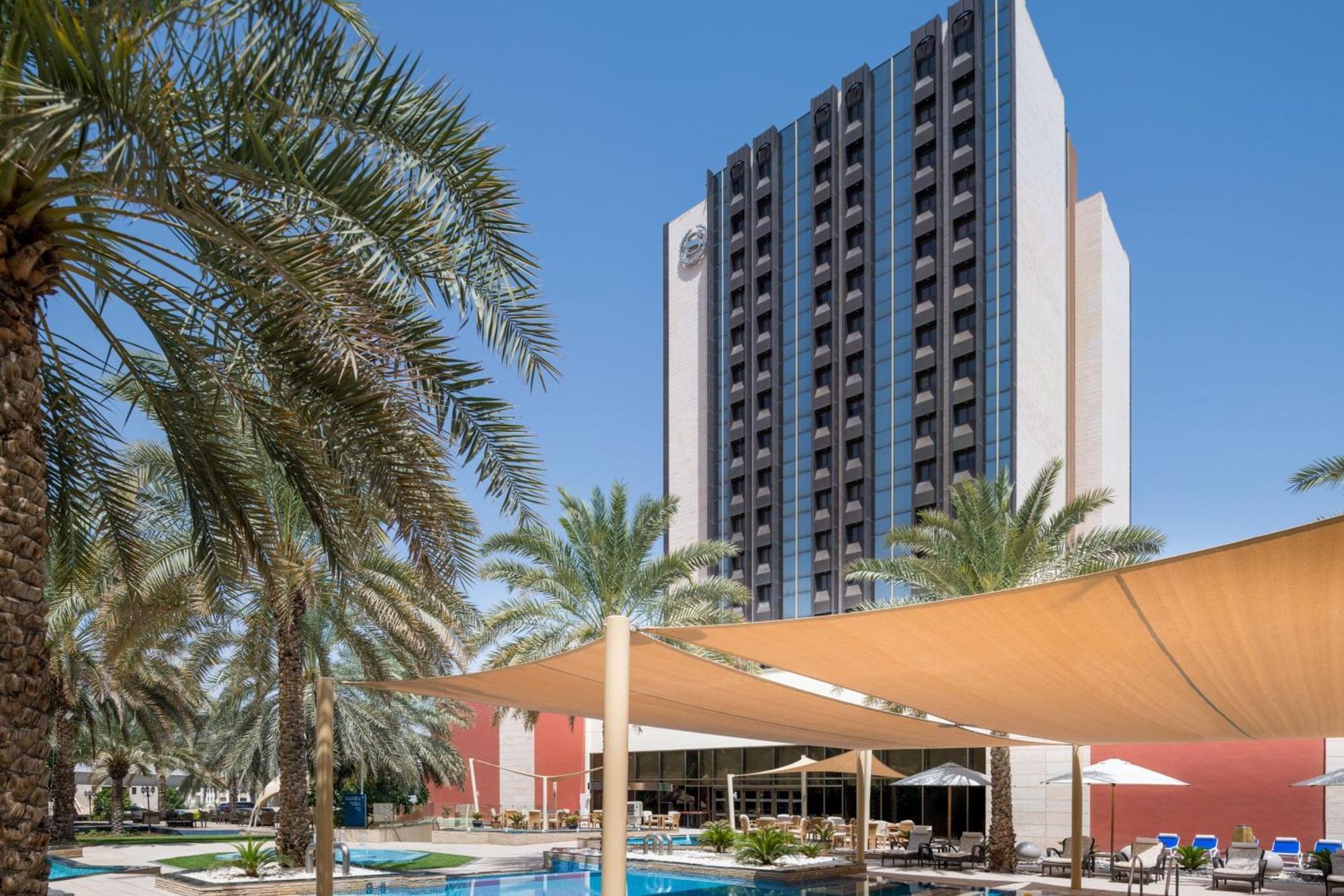 Sheraton Oman Hotel Maskat Exterior foto The hotel's pool