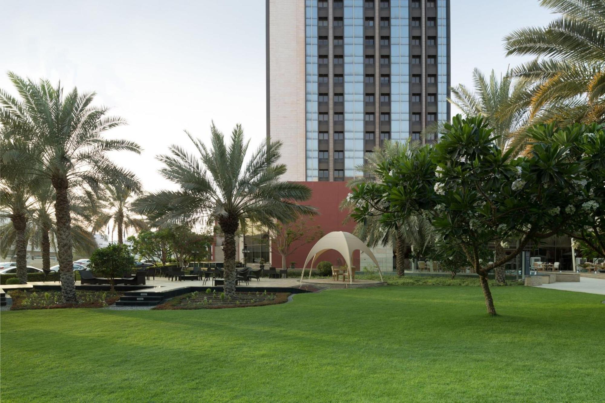 Sheraton Oman Hotel Maskat Exterior foto University Campus