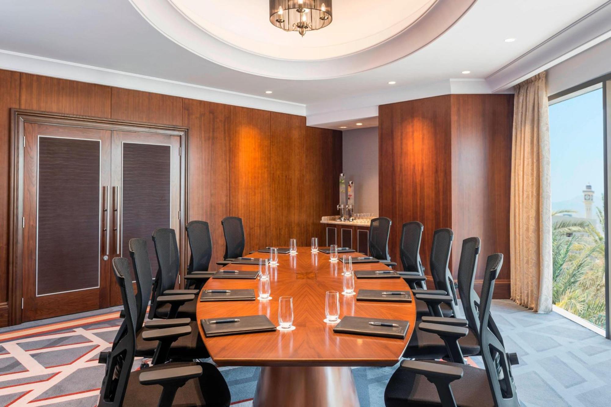 Sheraton Oman Hotel Maskat Exterior foto Boardroom