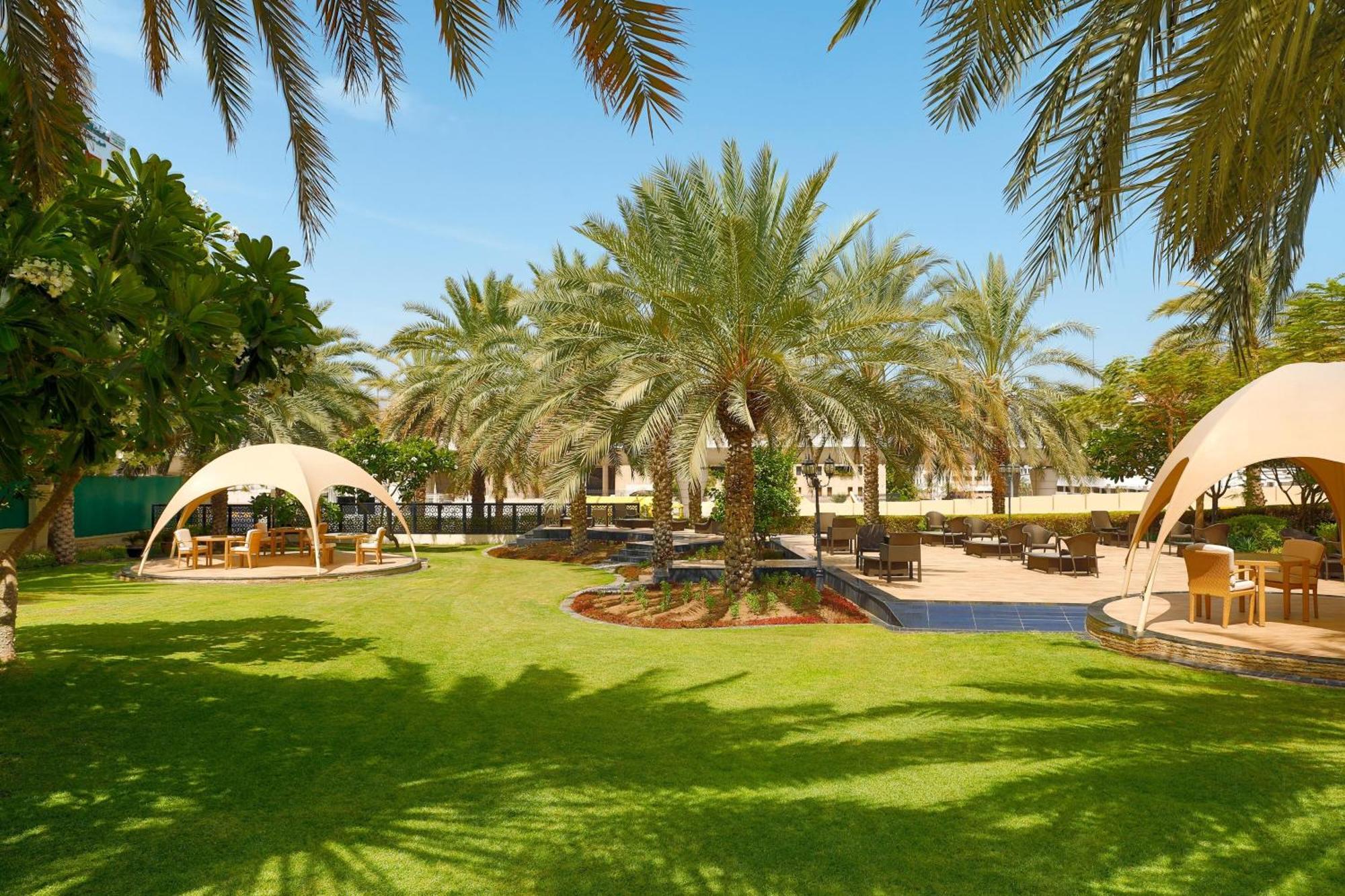 Sheraton Oman Hotel Maskat Exterior foto The resort's gardens