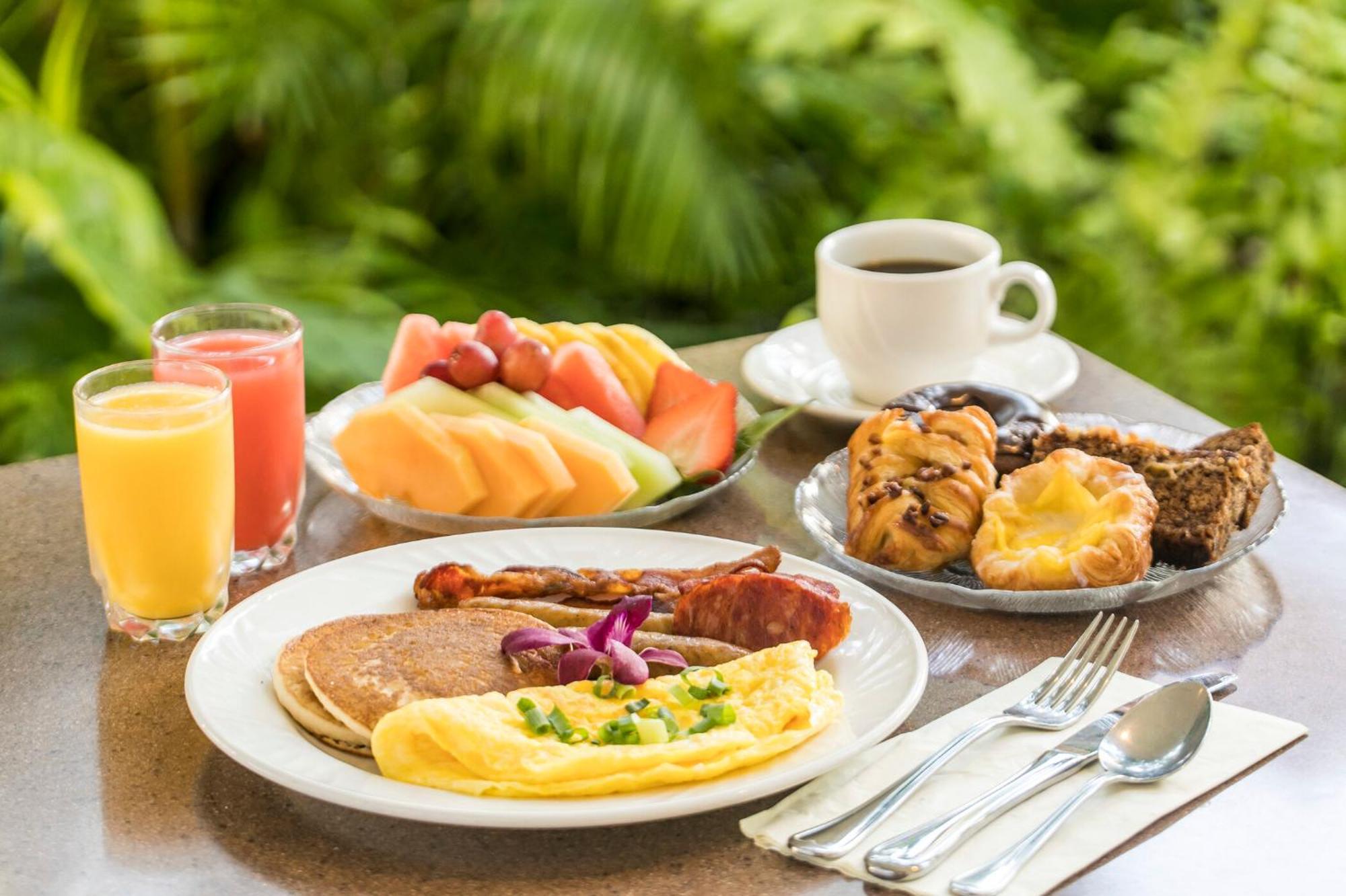 Sheraton Oman Hotel Maskat Exterior foto A typical American breakfast